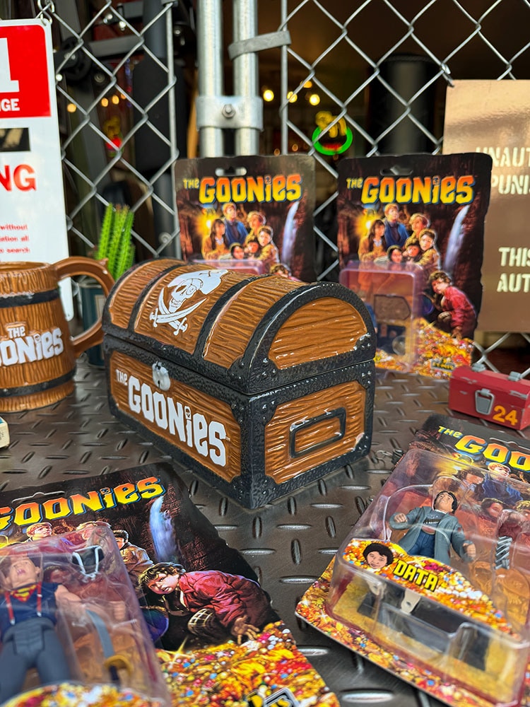 映画 グーニーズ 海賊ウィリーの宝箱型 クッキージャー 陶器製 公式