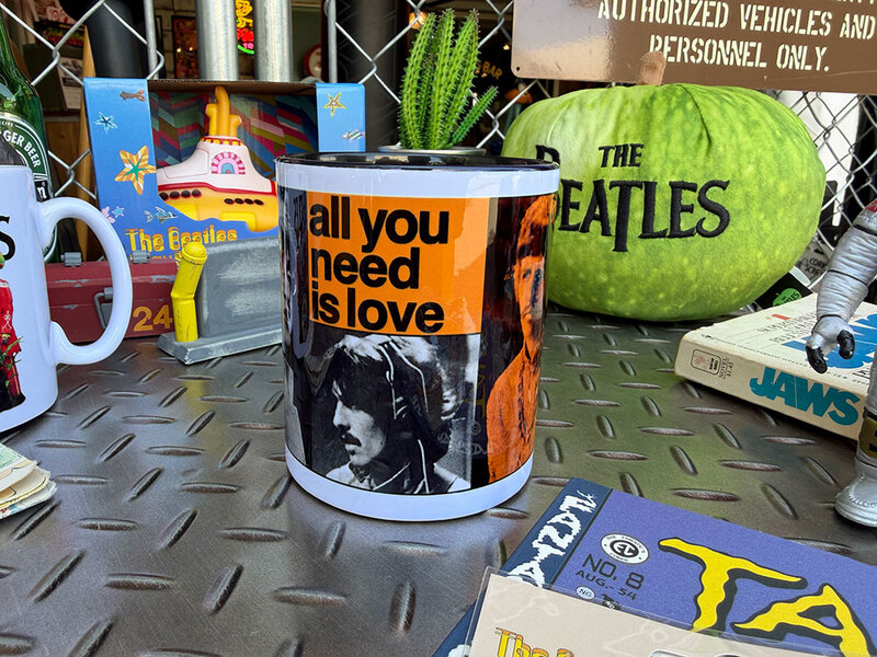 ビートルズ オフィシャル ALL YOU NEED IS LOVE マグカップ 315ml 公式