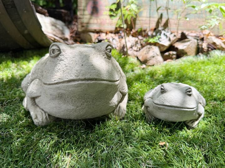 縁起 カエル 石 置物 イギリスのカエルの石像 （大小2個セット） 庭先に幸運を呼び込む