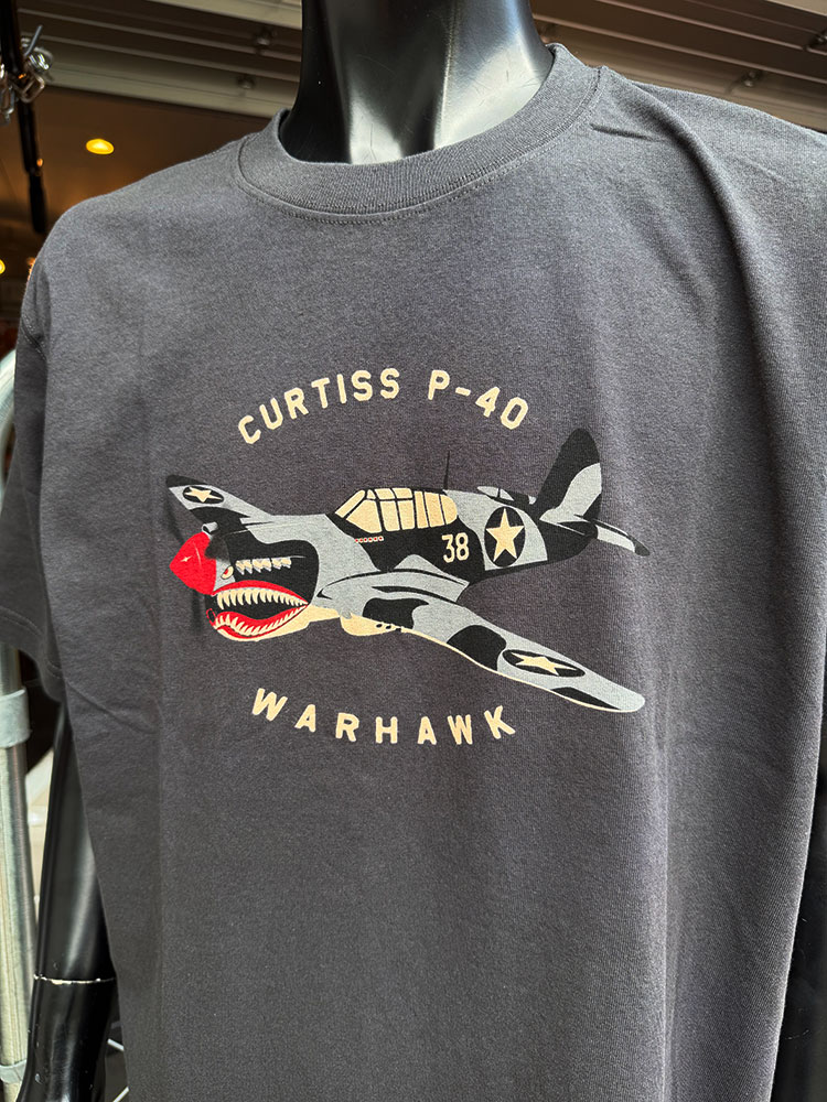 カーチスP-40 ウォーホーク オフィシャル Tシャツ （スレート）の通販
