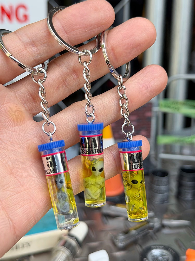 エイリアンのホルマリン漬け キーホルダー （ランダムアソートでのお