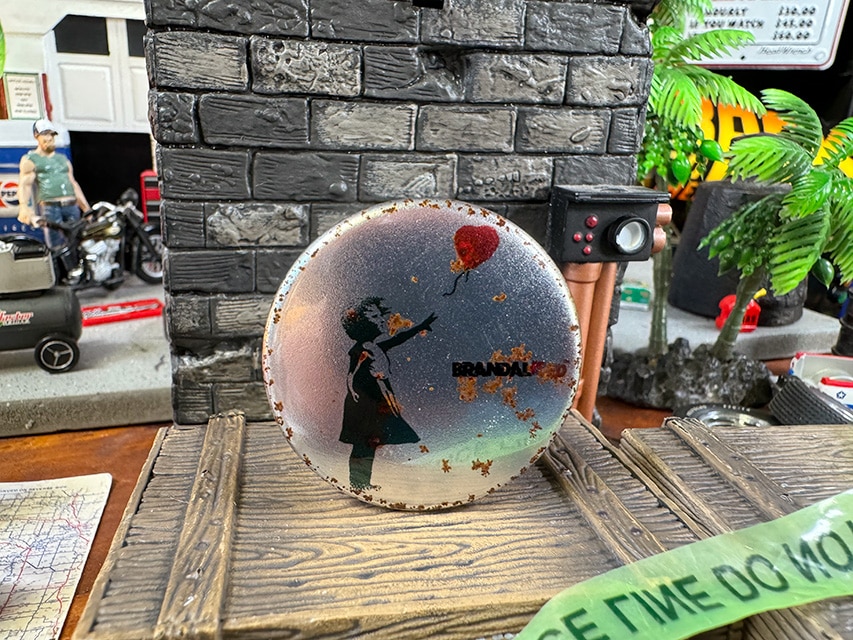 バンクシー ストリートアート オフィシャルバッジ ラスティ仕様 M