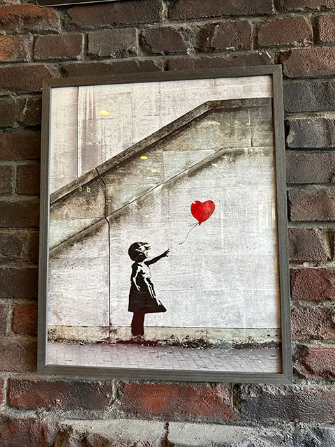 バンクシー 赤い風船に手を伸ばす少女 絵画