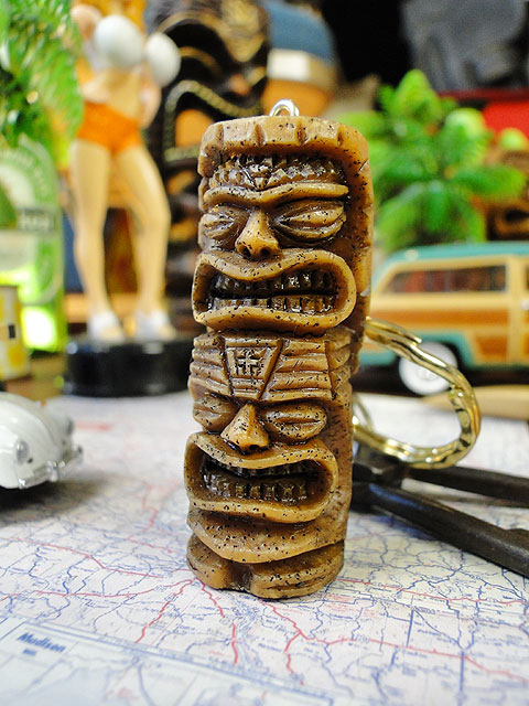 ハワイの神様 ティキ レジン製キーホルダー （マネー）の通販・販売