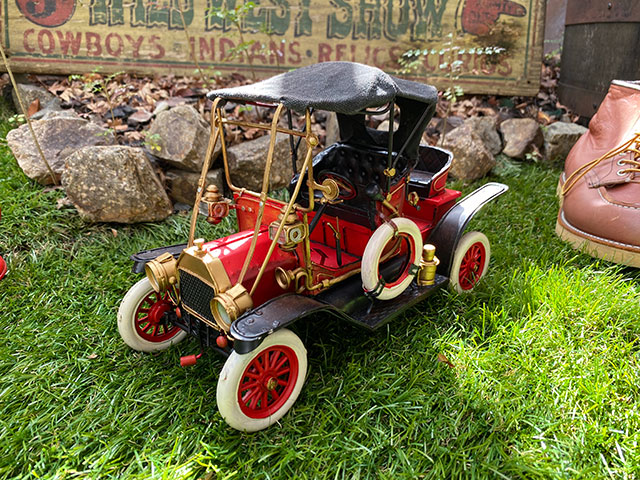 ブリキの自動車.運転手がかわいい！赤い色の価値ある雰囲気の逸品です。