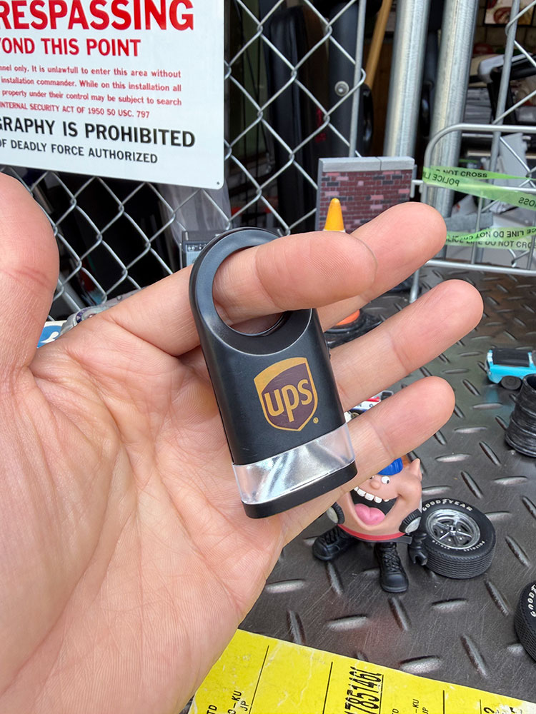 UPS��LED������ӥʡ��ե�å���饤��