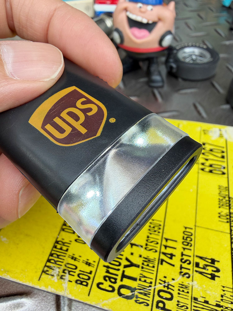 UPS��LED������ӥʡ��ե�å���饤��