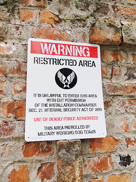 米軍 実物 車両 サイン ボード 看板 パネル dangerous explosives ハマー サバゲー インテリア 世田谷ベース 所さん サインボード 看板 セキュリティ US SECURITY SIGN OCTAGON ガレージ