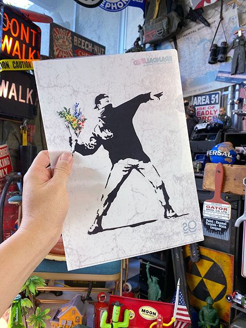 バンクシーのストリートアート オフィシャルa4クリアファイル フラワーボンバー 花束を投げる男 の通販 販売 アメリカ雑貨のテーマパーク キャンディタワー バンクシーのストリートアート オフィシャルa4クリアファイル フラワーボンバー 花束を投げる男 の通販 販売 アメリカ雑貨のテーマパーク キャンディタワー