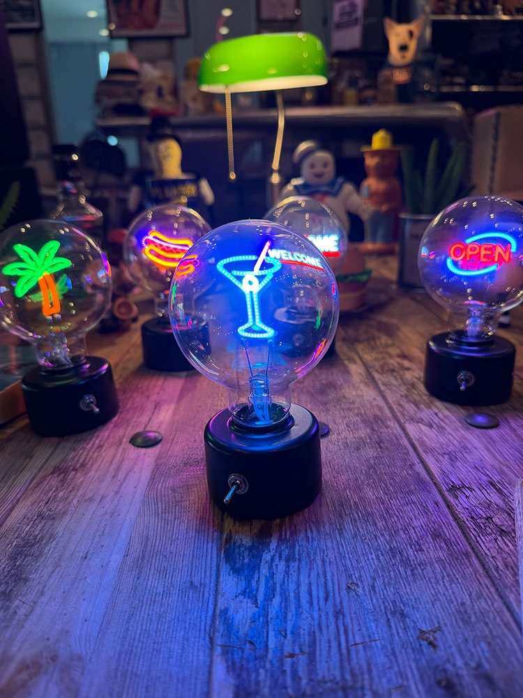 LED���Х�֥饤�ȡ��ʥ����ƥ륰�饹�ˡ�ñ�����ӡ�USB�Ÿ���ξ���б�