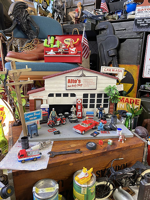 1967年シボレー・インパラのダイキャストミニカー 1/43スケール(レッド)の通販・販売 アメリカ雑貨のテーマパーク!キャンディタワー 1967年シボレー・インパラのダイキャストミニカー 1/43スケール(レッド)の通販・販売 アメリカ雑貨のテーマパーク!キャンディタワー