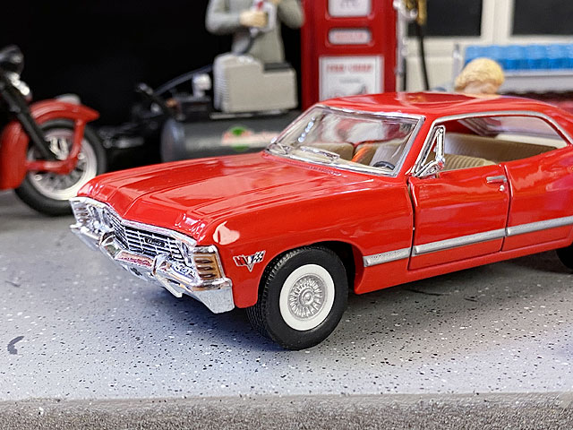 1967年シボレー・インパラのダイキャストミニカー 1/43スケール(レッド)の通販・販売 アメリカ雑貨のテーマパーク!キャンディタワー 1967年シボレー・インパラのダイキャストミニカー 1/43スケール(レッド)の通販・販売 アメリカ雑貨のテーマパーク!キャンディタワー