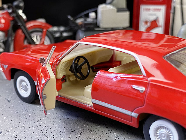 1967年シボレー・インパラのダイキャストミニカー 1/43スケール(レッド)の通販・販売 アメリカ雑貨のテーマパーク!キャンディタワー 1967年シボレー・インパラのダイキャストミニカー 1/43スケール(レッド)の通販・販売 アメリカ雑貨のテーマパーク!キャンディタワー