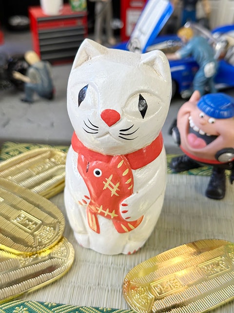 ネコに鯛 （たい） 」 木彫り人形 （白猫） ※ミニ畳と小判は別売ですの