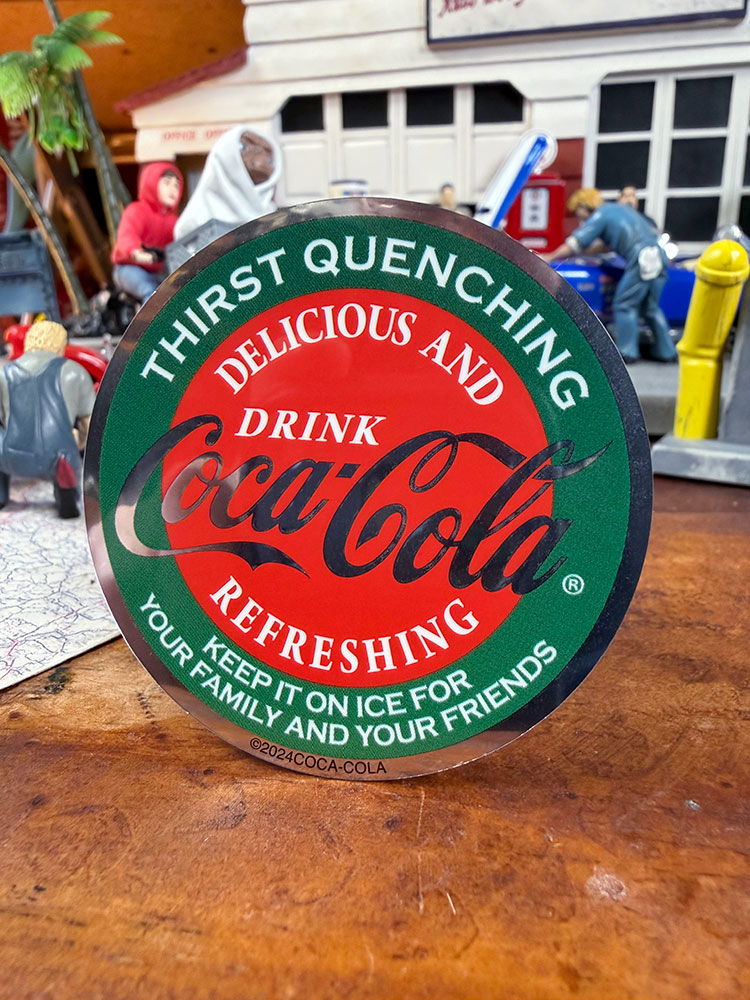 も*ち様 コカ・コーラ 丸看板 コカ・コーラ オフィシャル ミニステッカー （THIRST QUENCHING）の
