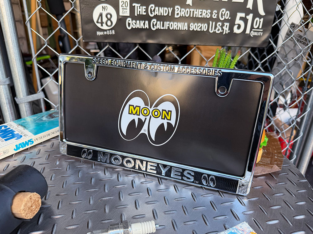 ムーンアイズ クローム ライセンスプレート フレーム （Raised