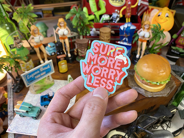 �ϥ쥤��ϥåԡ��ޡ����åȥ��ƥå�����M����������054/SURF MORE WORRY LESS��