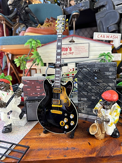 1_000000033895.jpg?1713402236