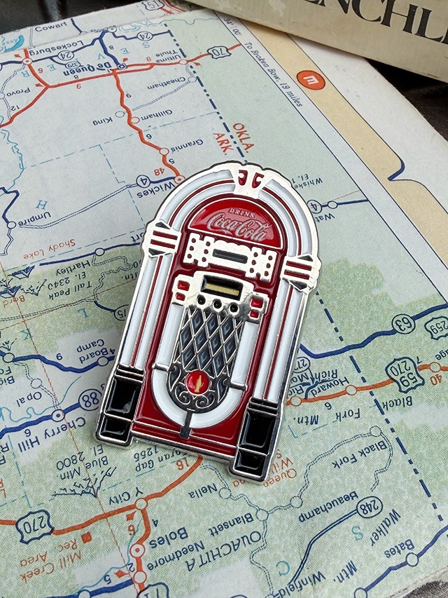 コカ・コーラ ピンバッジ （ジュークボックス） ピンズの通販・販売