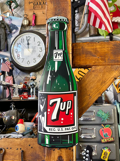 7up セブンアップ　ヴィンテージボトル　1960年代　美品 7UP セブンアップ エンボスティンサイン （1960年代ボトル）の