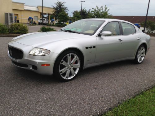 純正 正規品 マセラティ クアトロポルテ シルバー ミニカー キーホルダー ホットウィール 1:18 マセラティ クアトロポルテ シルバーカラー