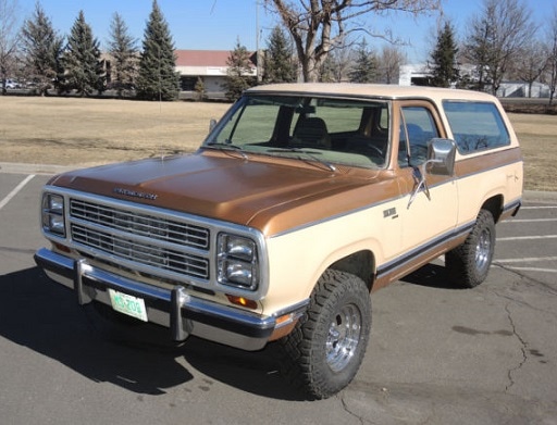 1/18 ダッジ ラムチャージャー ベージュ ブラウン Dodge Ramcharger