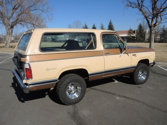 1/18 ダッジ ラムチャージャー ベージュ ブラウン Dodge Ramcharger