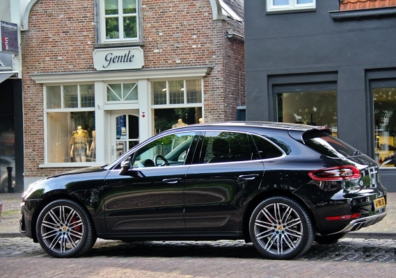 Porsche Macan Turbo ミニカー ブラック Amazon | 1/43 ミニカー マカン ターボ 黒 左ハンドル仕様 Macan