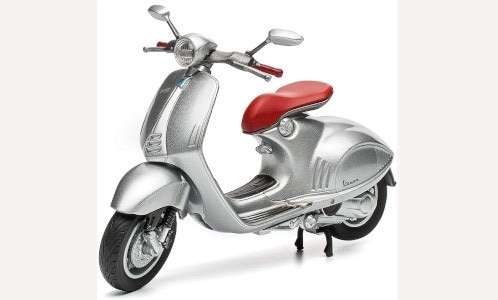 1/18 ٥ Maisto Vespa 946 silver 2014 1:18  С