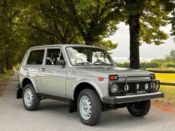 ミニカー 1/18 ラーダ ニーヴァ V LADA 1980 グレー ソリド製ダイ