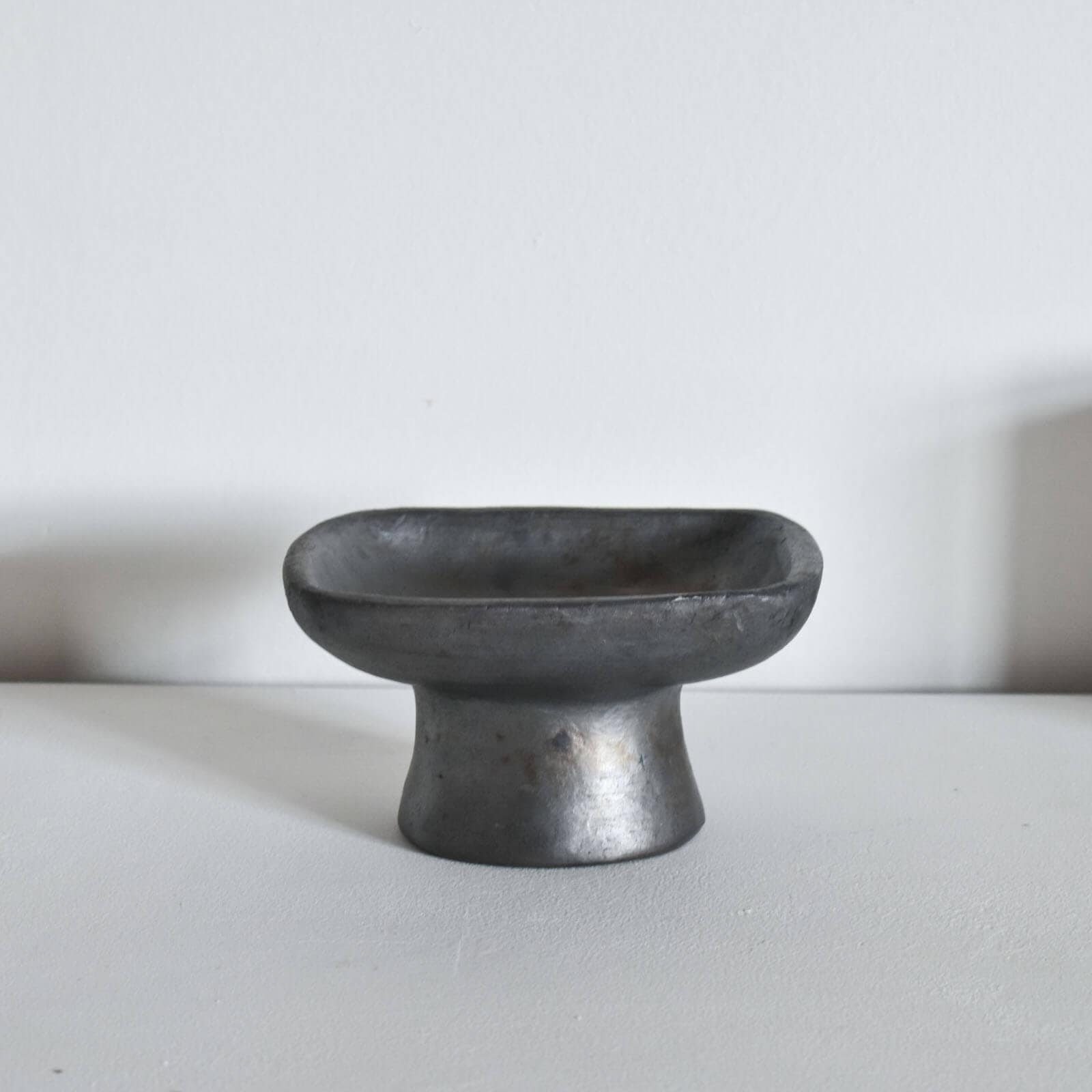 BLACK POTTERY SOAP DISH ( suno & morrison )｜CATAWARA（カタワラ）