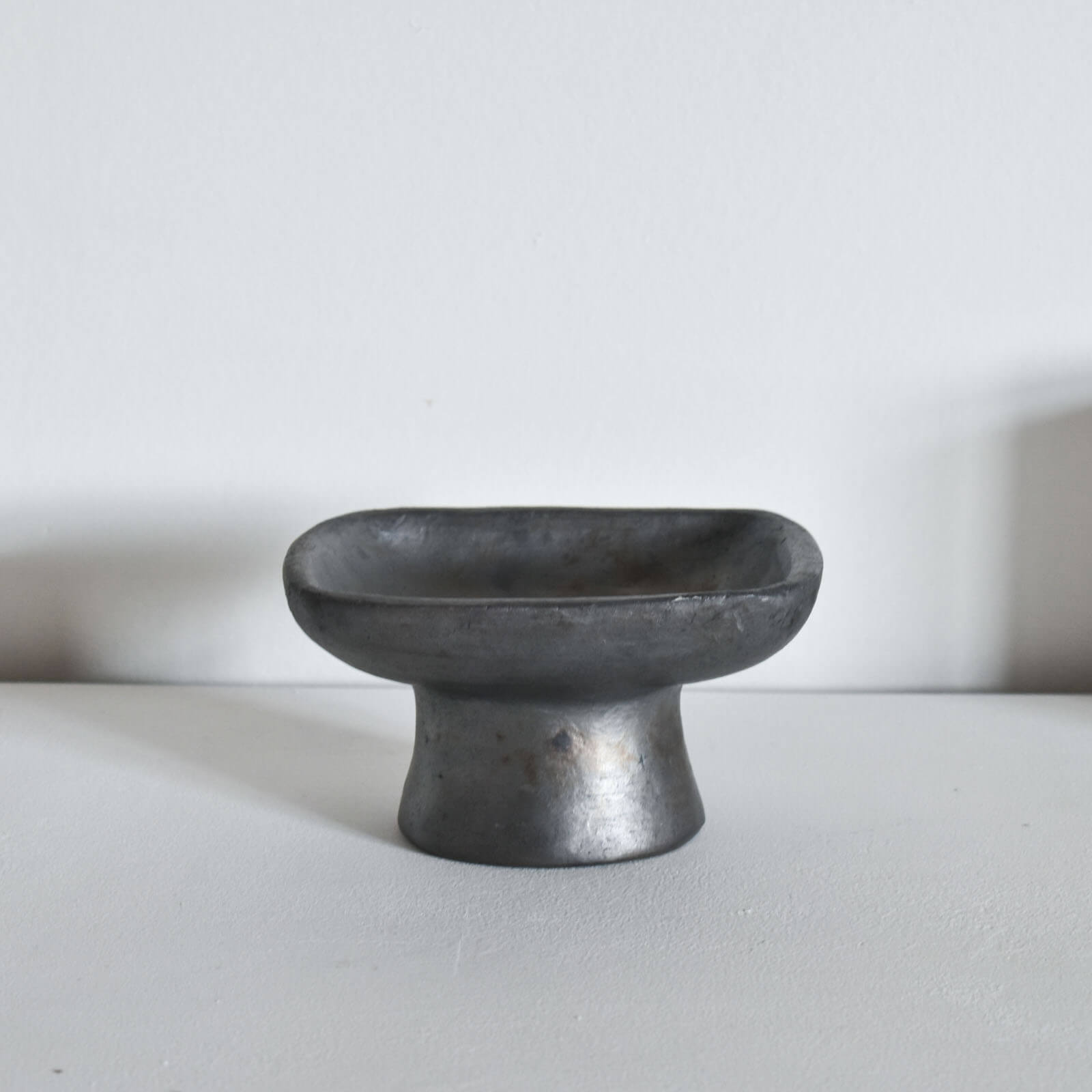 BLACK POTTERY SOAP DISH