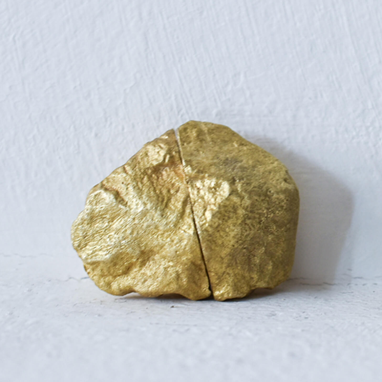 BRASS STONE MAGNET CARD STAND