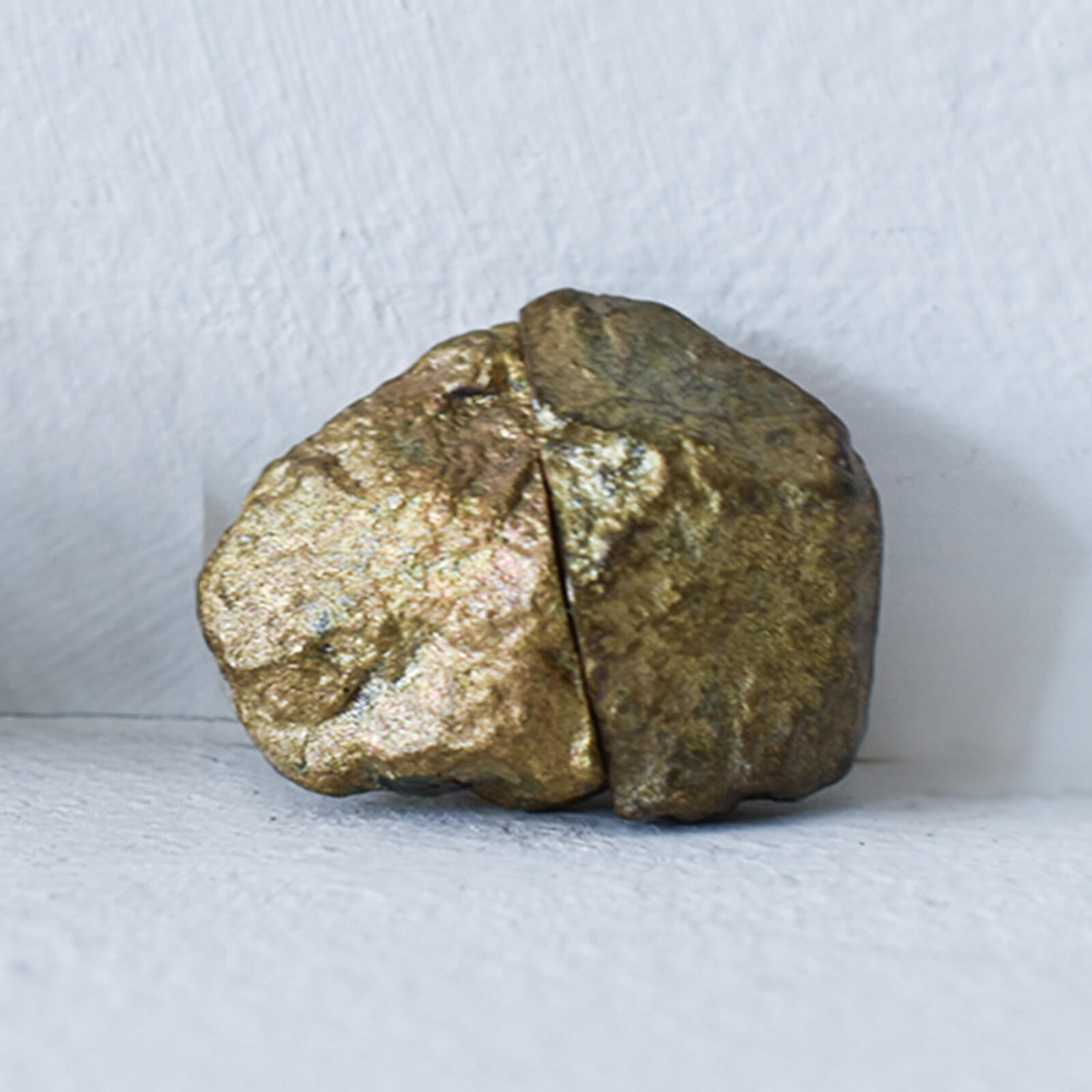 BRASS STONE MAGNET CARD STAND