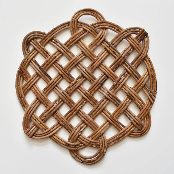 渡部萌さんのあけびの鍋敷、ポット敷｜CATAWARA（カタワラ）