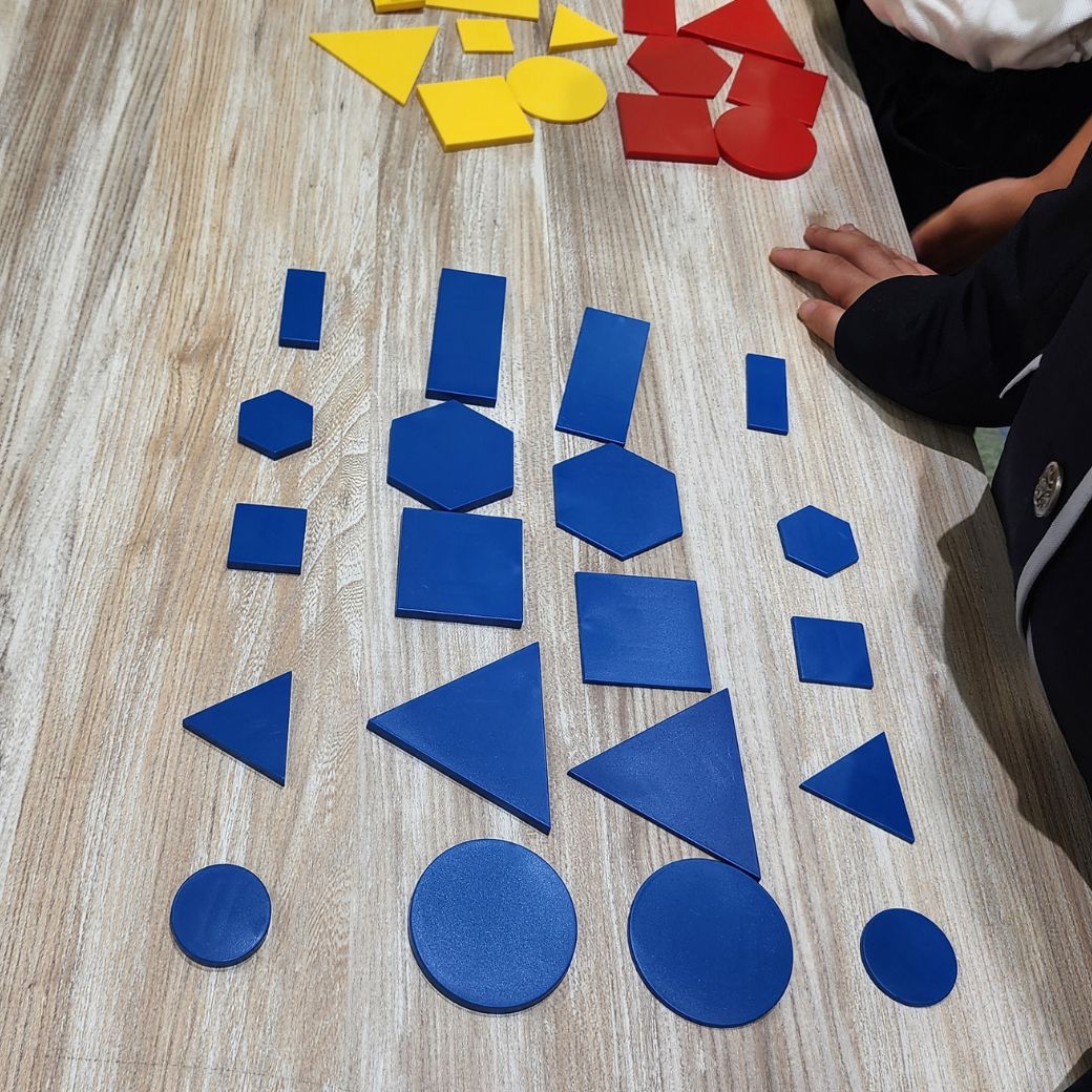 知育玩具 ロジックブロック チャイルド社幼児教育部 対象年齢3歳以上(24900055/1027R)