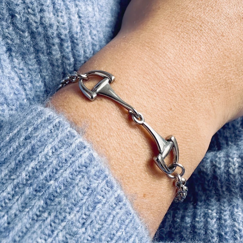 EQUESTRIAN ٥ ֥쥹å