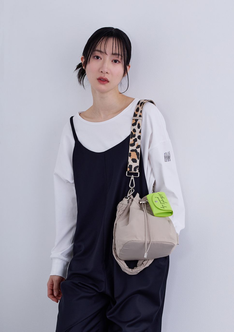 【story.】ギャザー ストラップ ハンド バッグ<チャーム付き>