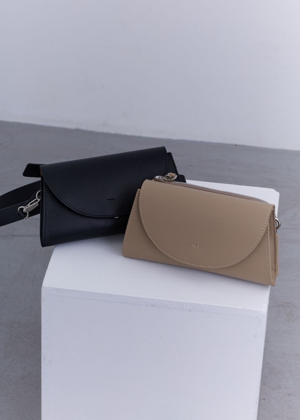 【story.】フラップ ボディ バッグ〈ベルト・ショートストラップ付き〉