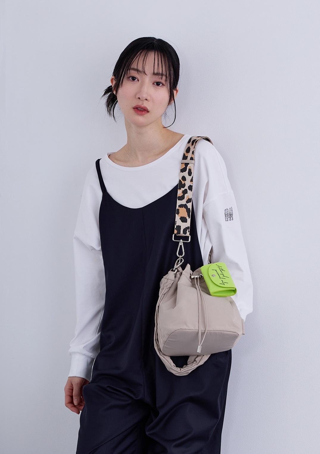 【story.】ギャザー ストラップ ハンド バッグ<チャーム付き>