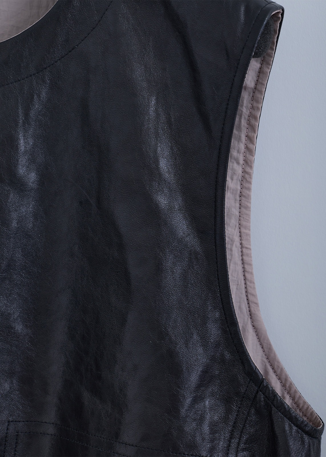 【Femicite】ラムレザーノーカラーベスト