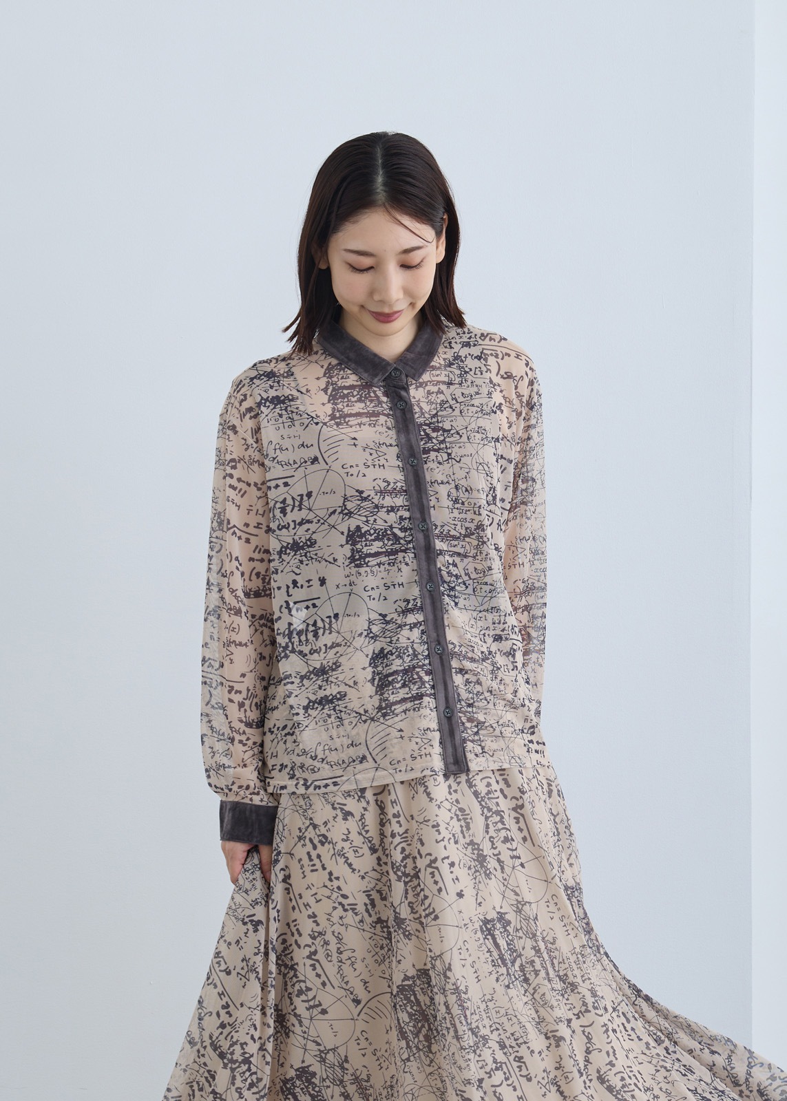 【KOOS】フォーミュラー プリントチュール シャツ