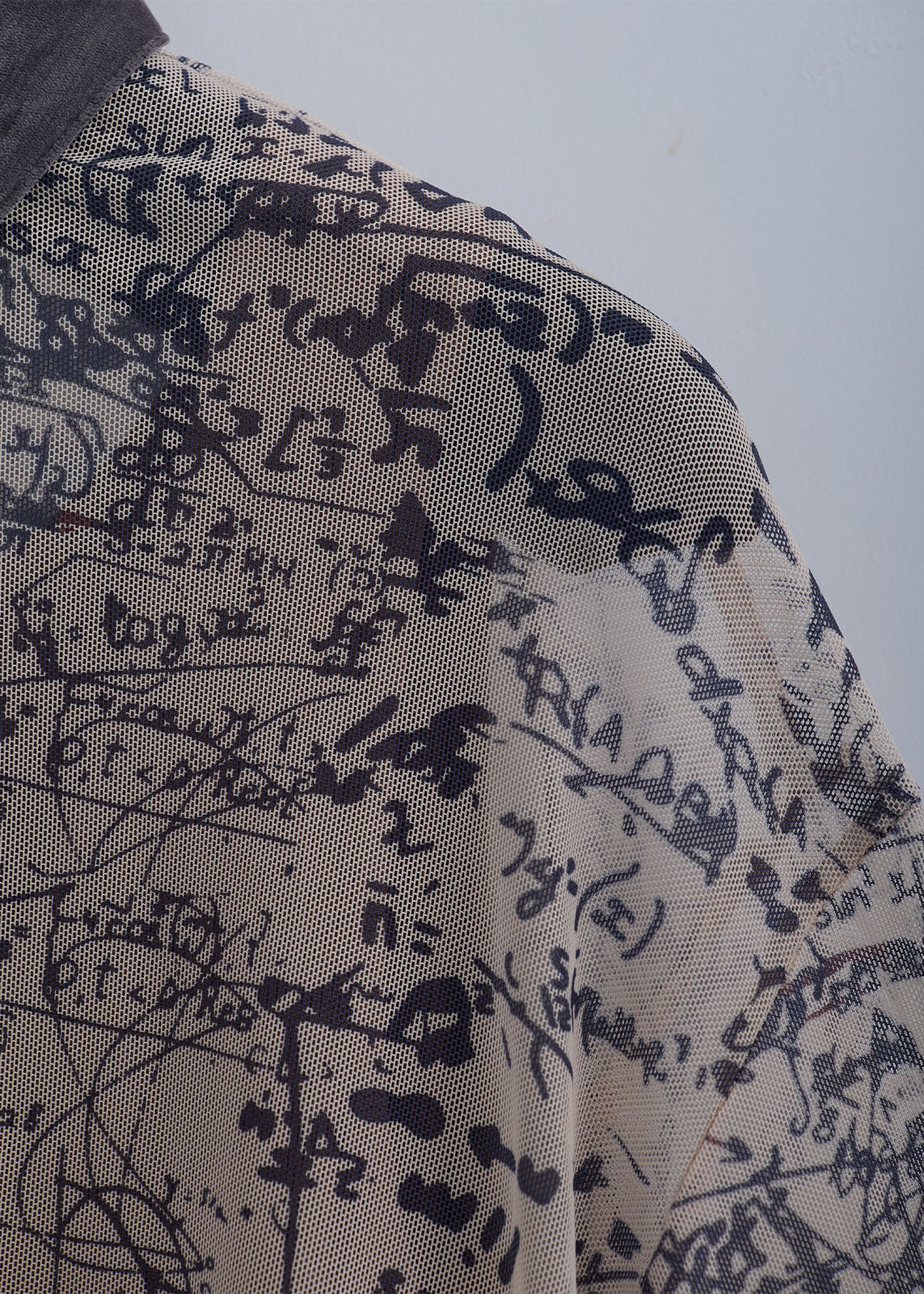 【KOOS】フォーミュラー プリントチュール シャツ