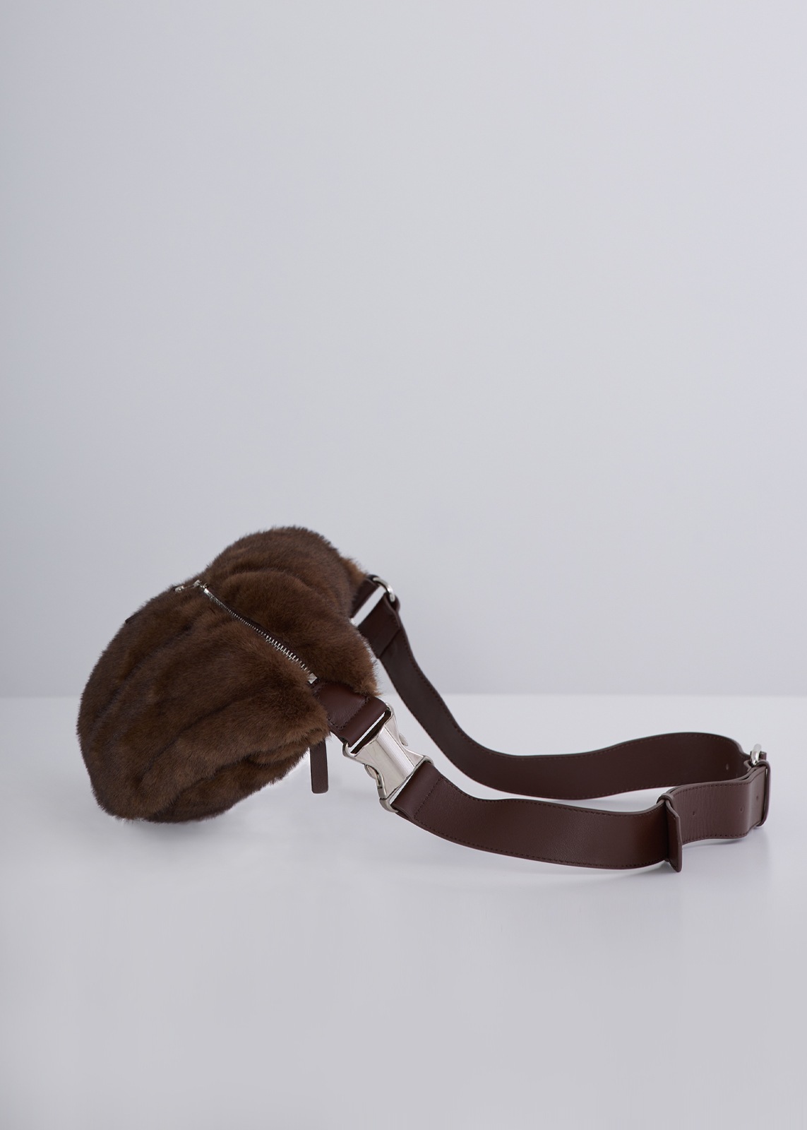 story.(ストーリー)】 エコファーボディバッグ | story. | Cour Carre  