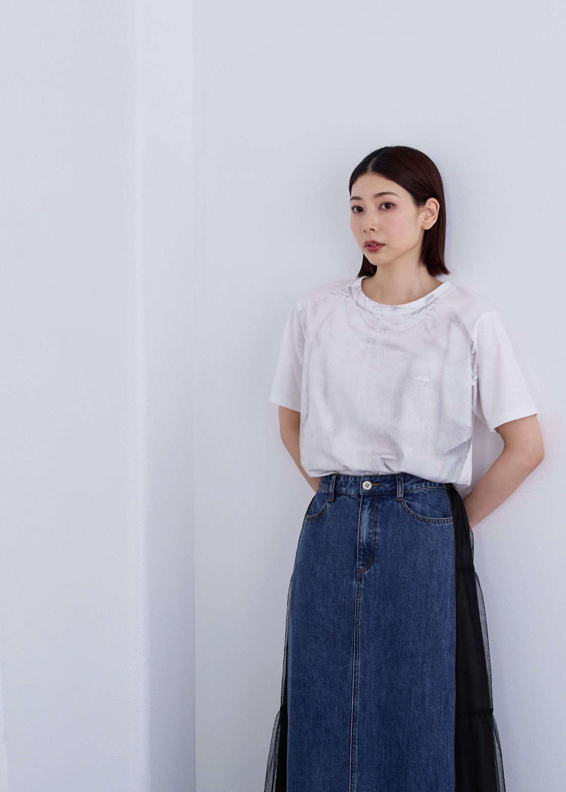 【Femicite】製品プリント Tシャツ