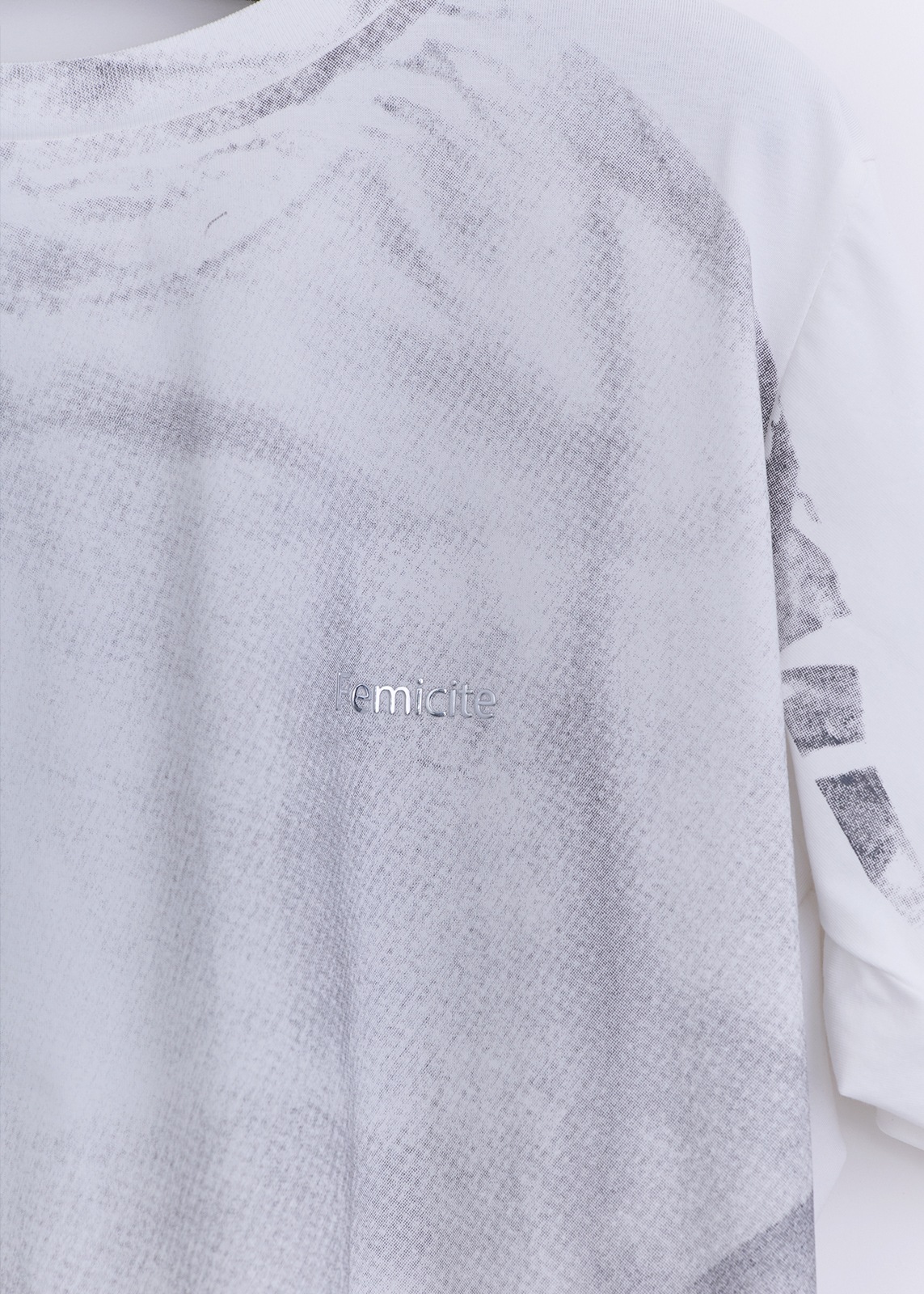 【Femicite】製品プリント Tシャツ