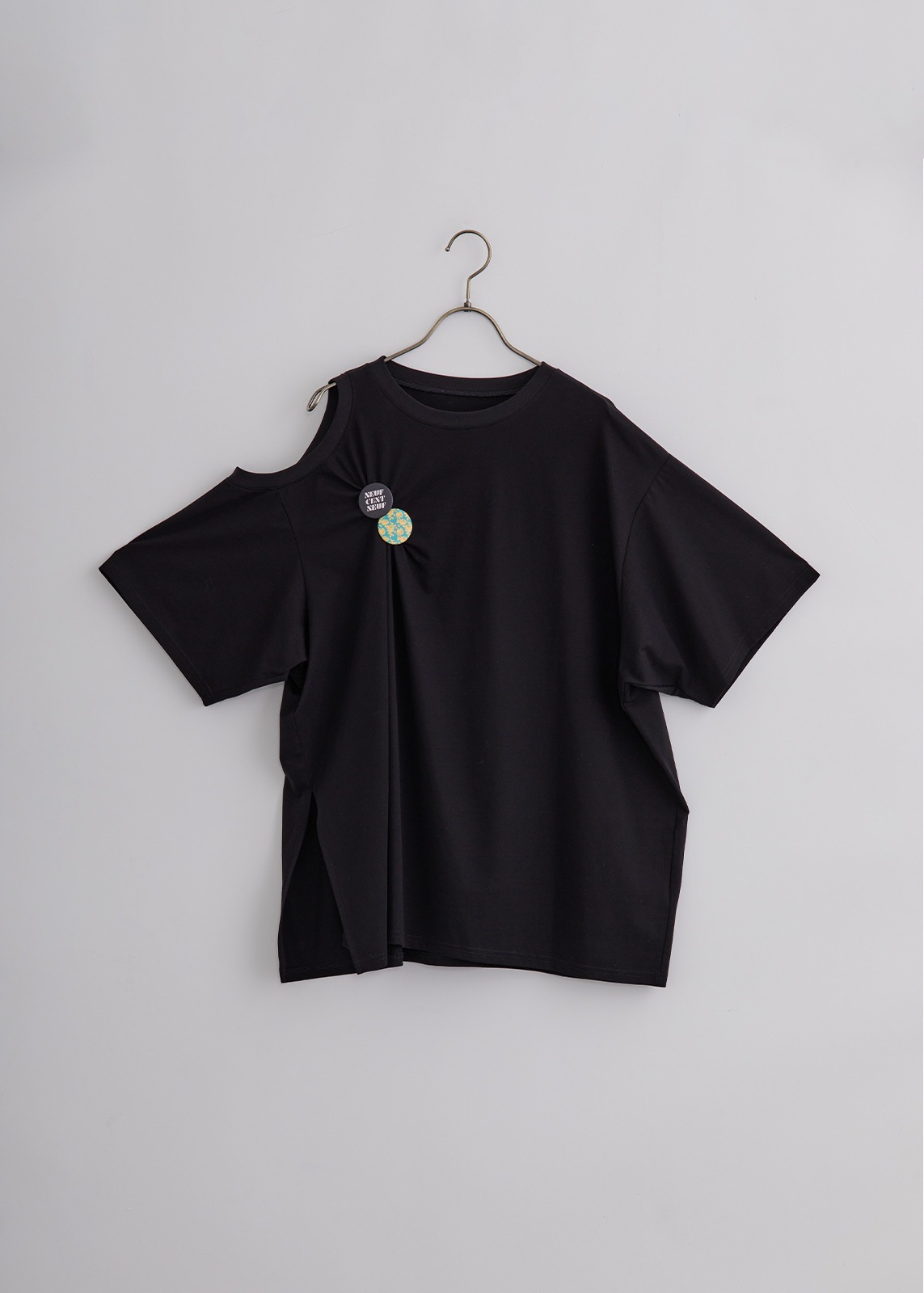 【neuf cent neuf】デフォルメ アシンメトリー T【バッチ付き】