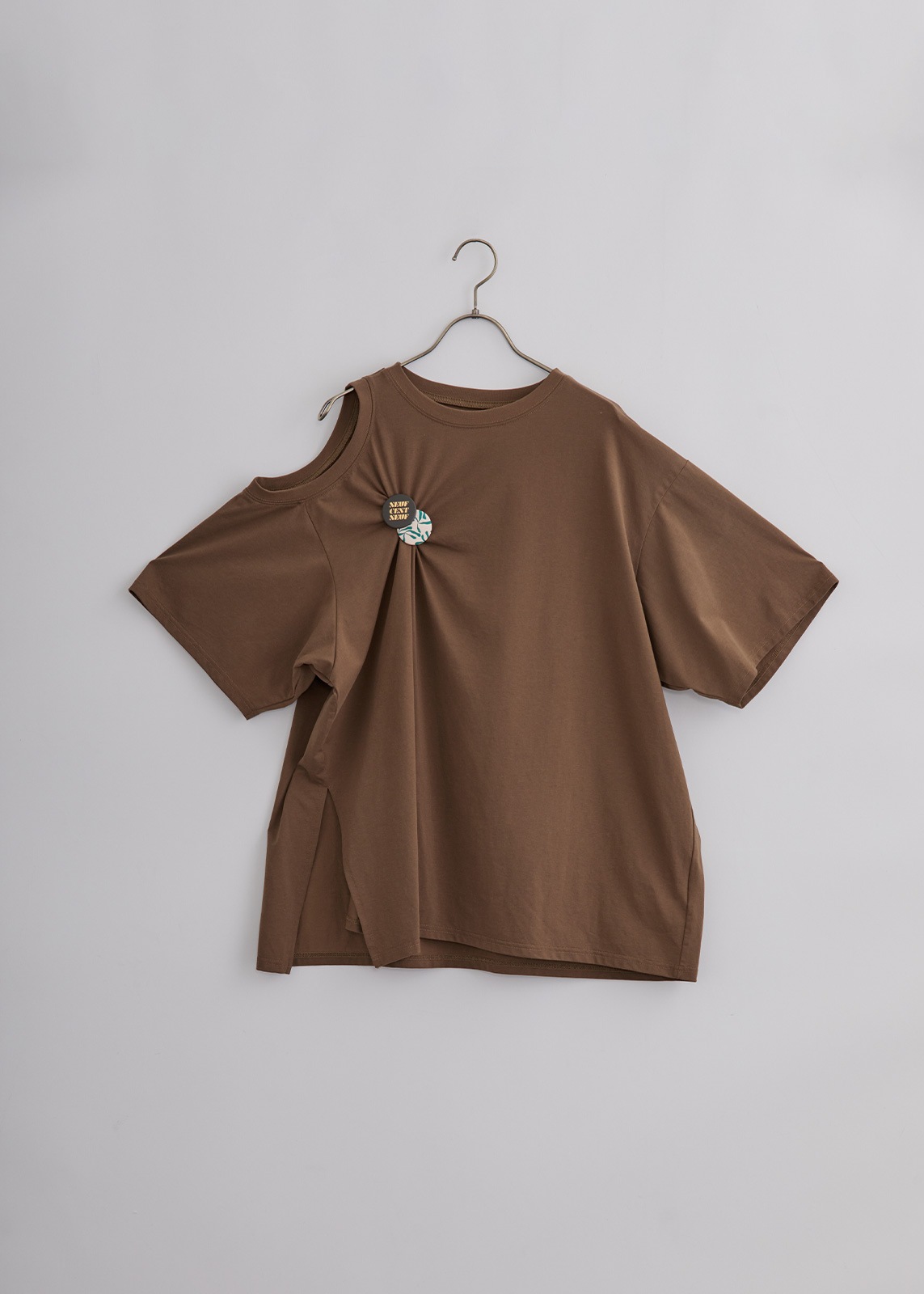 【neuf cent neuf】デフォルメ アシンメトリー T【バッチ付き】