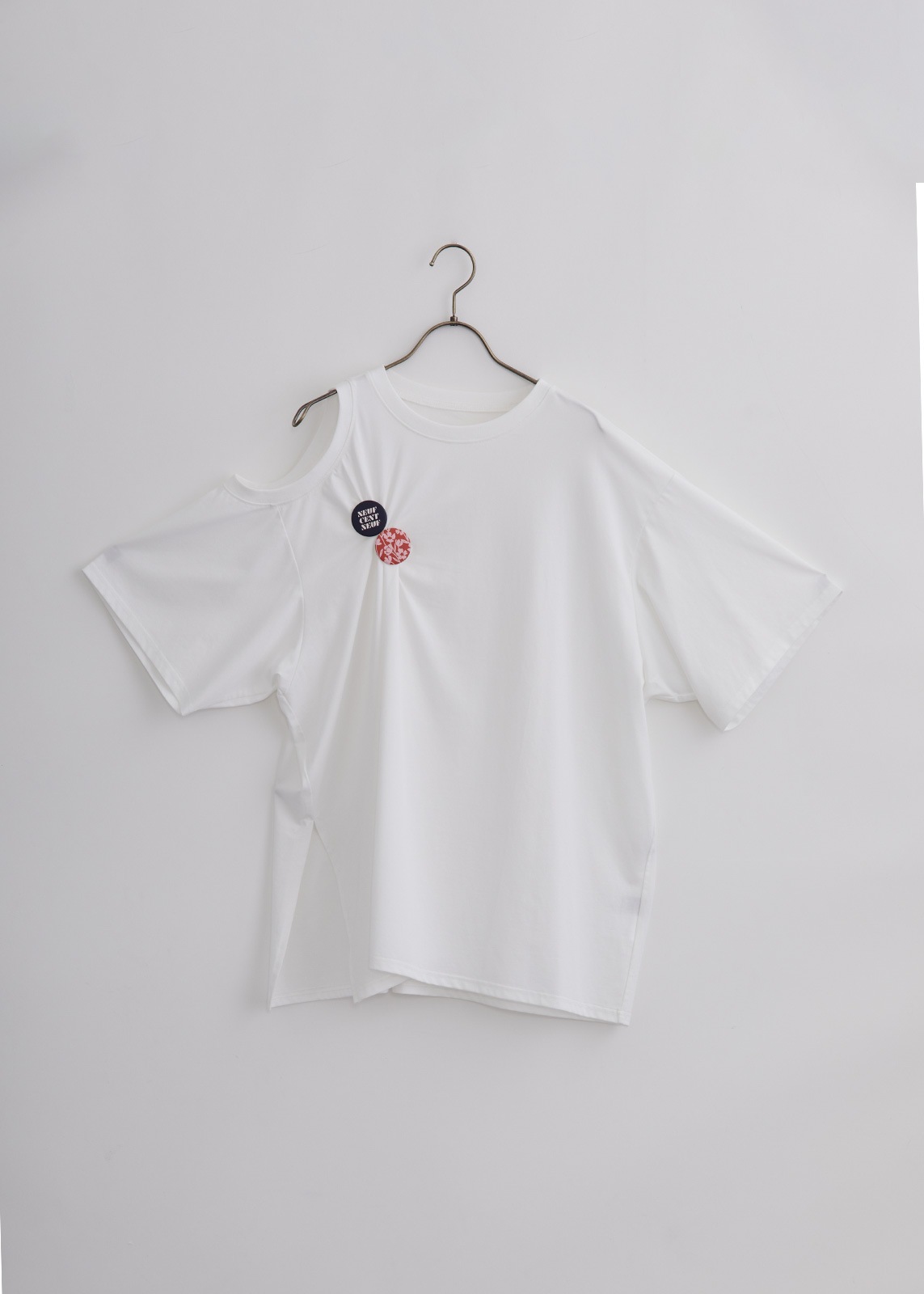 【neuf cent neuf】デフォルメ アシンメトリー T【バッチ付き】
