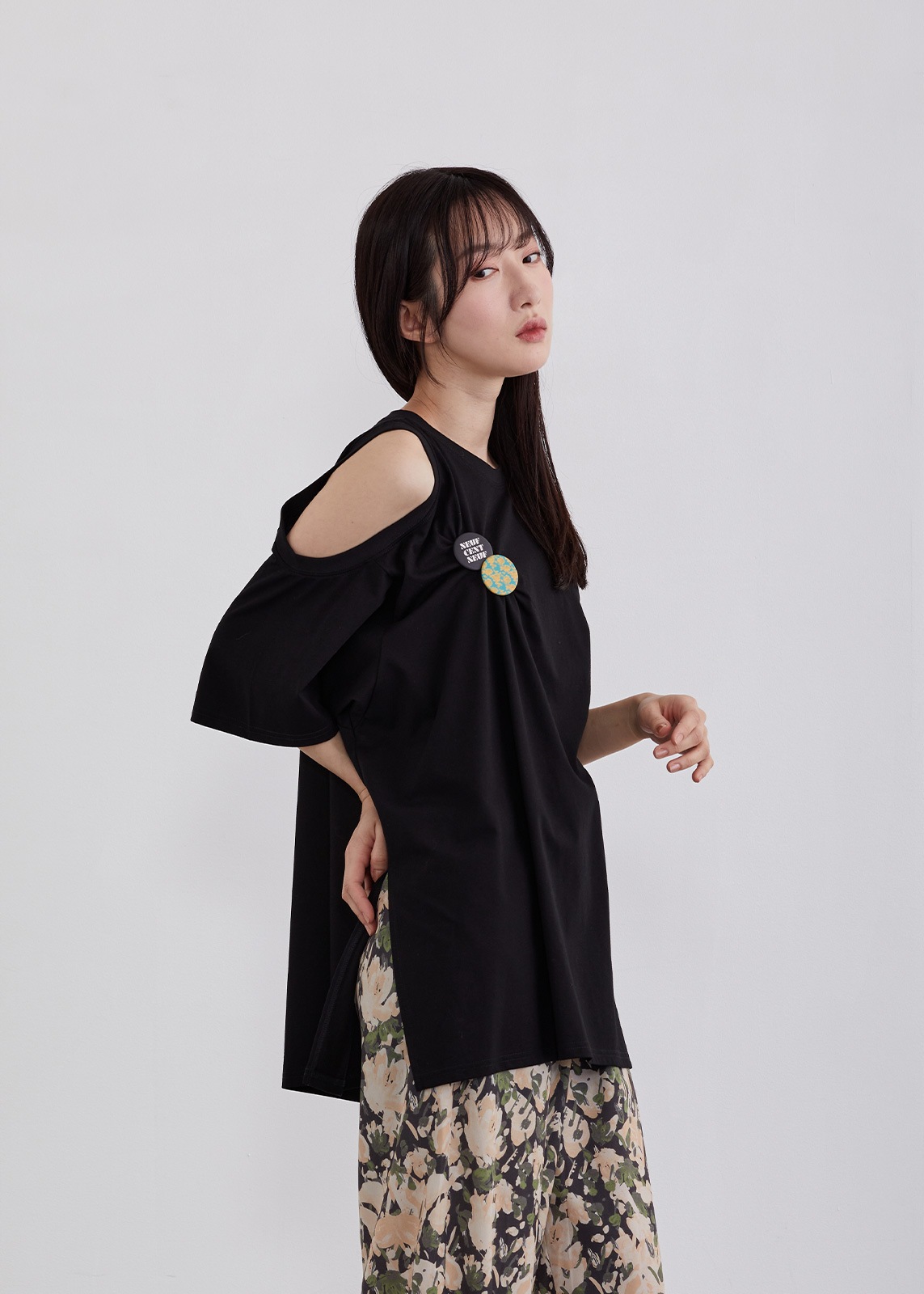 【neuf cent neuf】デフォルメ アシンメトリー T【バッチ付き】